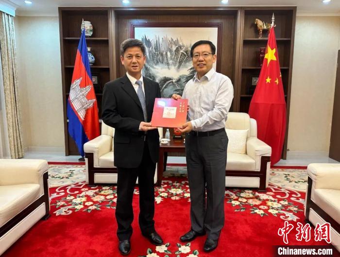 7月12日下午，中國(guó)駐柬埔寨大使王文天在金邊會(huì)見援柬中醫(yī)醫(yī)療隊(duì)。　中國(guó)駐柬埔寨大使館微信公眾號(hào) 攝