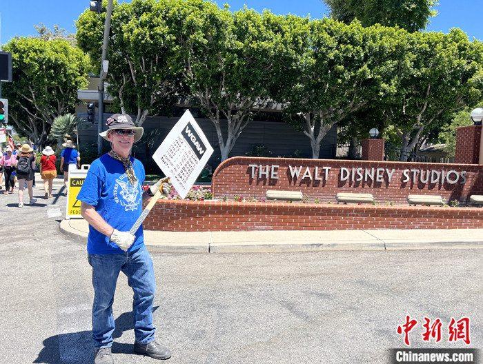 當(dāng)?shù)貢r(shí)間7月14日上午，華納兄弟、迪士尼等美國影視娛樂產(chǎn)業(yè)巨頭總部門前，有成百上千的人高舉“罷工”標(biāo)語牌游行示威。由于未能與美國電影和電視制片人聯(lián)盟(AMPTP)就新合同達(dá)成協(xié)議，擁有約16萬名會(huì)員的好萊塢三大工會(huì)之一美國影視演員協(xié)會(huì)(SAG-AFTRA)發(fā)起罷工，于14日起在洛杉磯和紐約的十余家制片公司外示威游行。 <a target='_blank' href='/'><p  align=