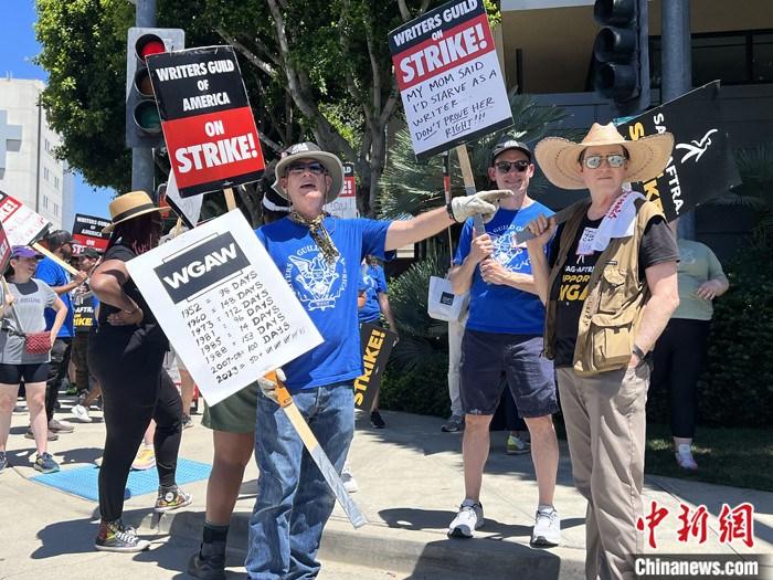 當(dāng)?shù)貢r(shí)間7月14日上午，華納兄弟、迪士尼等美國影視娛樂產(chǎn)業(yè)巨頭總部門前，有成百上千的人高舉“罷工”標(biāo)語牌游行示威。由于未能與美國電影和電視制片人聯(lián)盟(AMPTP)就新合同達(dá)成協(xié)議，擁有約16萬名會(huì)員的好萊塢三大工會(huì)之一美國影視演員協(xié)會(huì)(SAG-AFTRA)發(fā)起罷工，于14日起在洛杉磯和紐約的十余家制片公司外示威游行。 <a target='_blank' href='/'><p  align=