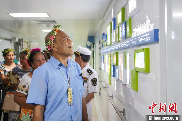 基里巴斯總統(tǒng)等政要參觀海上醫(yī)院?！⌒煳?攝