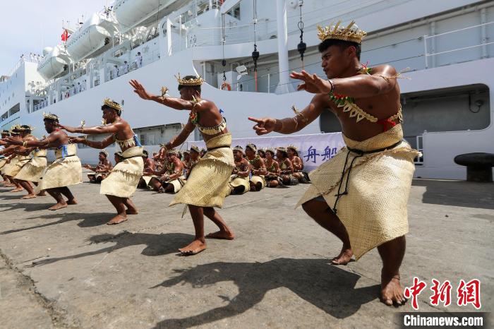基方民眾表演當(dāng)?shù)靥厣璧?，歡迎“和平方舟”號醫(yī)院船來訪。　徐巍 攝