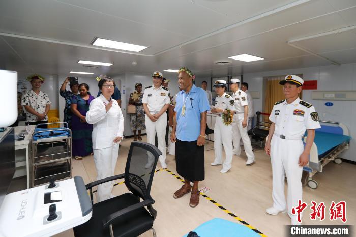 基里巴斯總統(tǒng)等政要參觀海上醫(yī)院?！⌒煳?攝