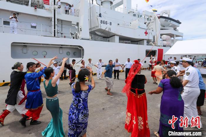 中基雙方人員在碼頭歡迎儀式上歡聚一堂?！⌒煳?攝