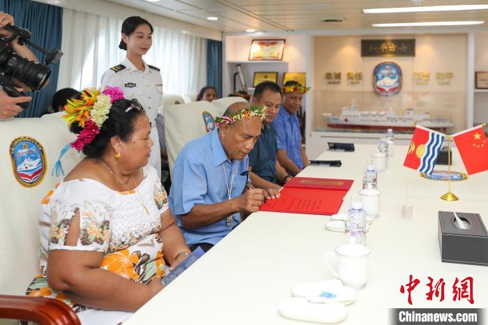 基里巴斯總統(tǒng)塔內(nèi)希·馬茂為“和平方舟”醫(yī)院船留言。　徐巍 攝