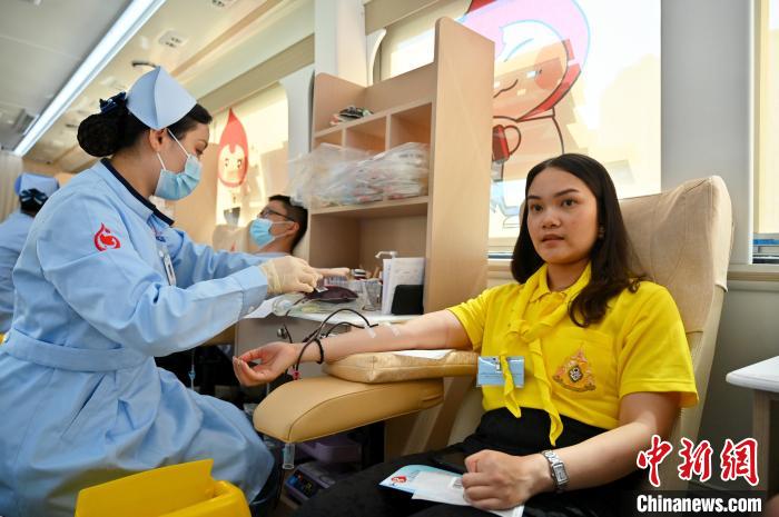 圖為獻(xiàn)血活動(dòng)現(xiàn)場(chǎng)?！∮峋?攝