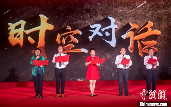 陳曉帆與顏福慶之孫顏志淵、陶行知曾孫陶侃、榮毅仁侄女榮智豐深情朗誦《與統(tǒng)戰(zhàn)先輩的時空對話》?！堦?攝