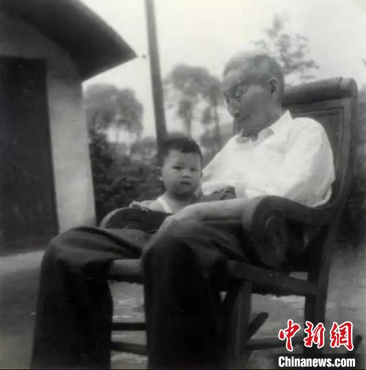 陳望道與幼年的陳曉帆?！￡悤苑﹫D