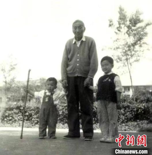 陳望道與幼年的陳曉帆(左)、陳曉帆的哥哥一起合影?！￡悤苑﹫D