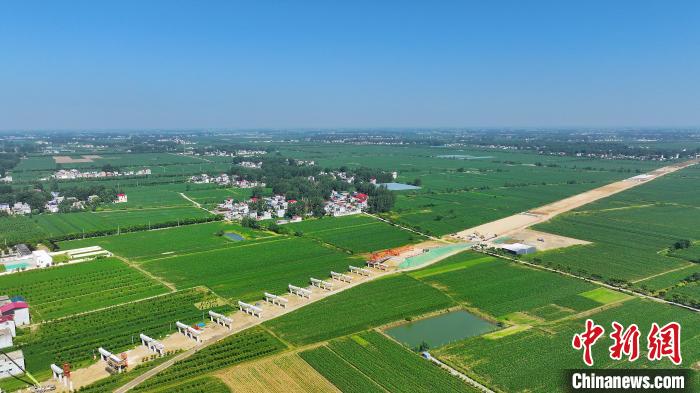 航拍合(肥)周(口)高速潁臨段8標架梁施工現(xiàn)場?！⒂癫?攝