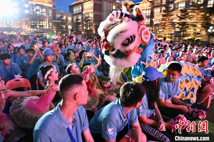 舞獅表演與現(xiàn)場觀眾互動?！⊥鯑|明 攝