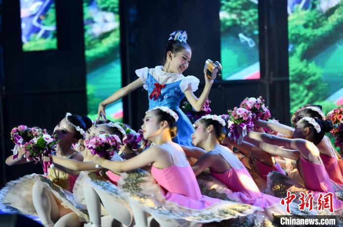 芭蕾表演《鮮花送給好朋友》?！⊥鯑|明 攝