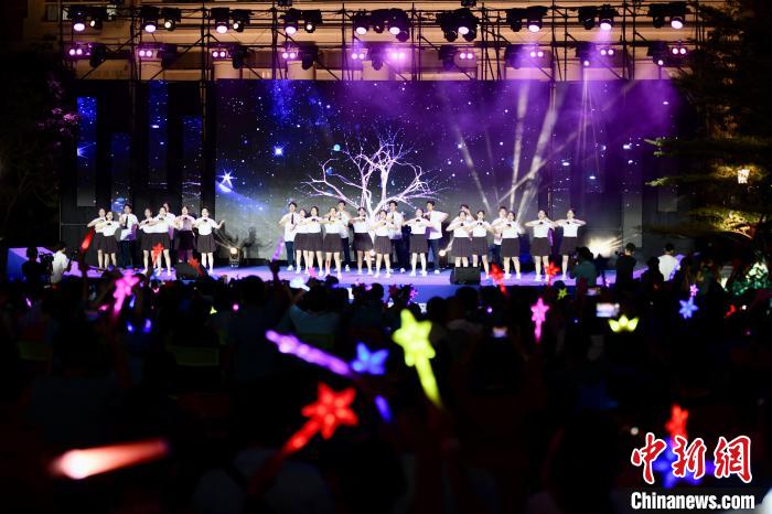 合唱表演《夜空中最亮的星》?！⊥鯑|明 攝