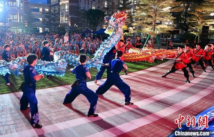 兩岸青少年同臺呈現(xiàn)龍獅表演。　王東明 攝