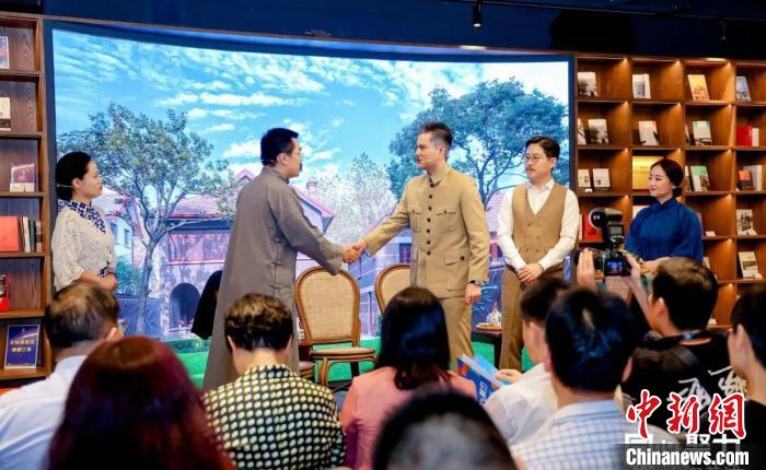 實驗舞臺劇《握手》片段?！↑S浦區(qū)委統(tǒng)戰(zhàn)部供圖