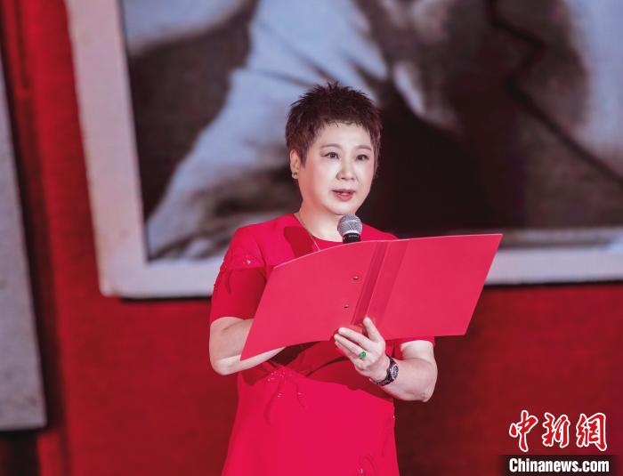 7月16日，榮智豐在2023年上海統(tǒng)戰(zhàn)文化周開幕活動中朗誦《與統(tǒng)戰(zhàn)先輩的時空對話》?！堦?攝