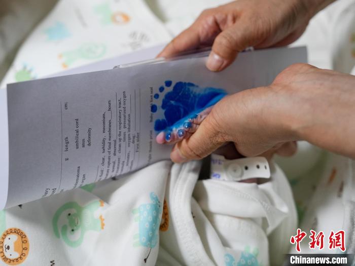 醫(yī)護(hù)人員為新生兒留下腳印?！?攝