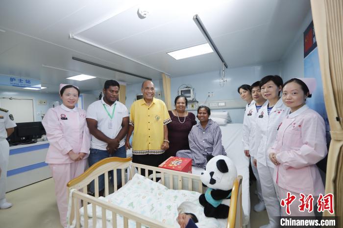 基里巴斯總統(tǒng)馬茂與海上醫(yī)院醫(yī)護(hù)人員、新生兒家人合影?！±栌?攝
