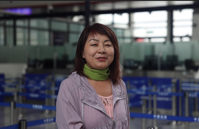 7月22日，曾經(jīng)在老撾瑯勃拉邦工作過3年的加拿大華僑孫月玲乘坐中老鐵路國際旅客列車從中國出境。衛(wèi)海林 攝