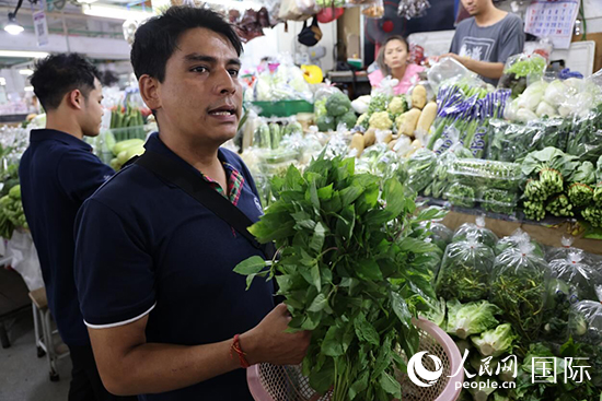 7月19日，泰國(guó)曼谷藍(lán)象餐廳員工向參加活動(dòng)的多國(guó)代表介紹如何挑選新鮮蔬菜。 人民網(wǎng)記者 張矜若攝