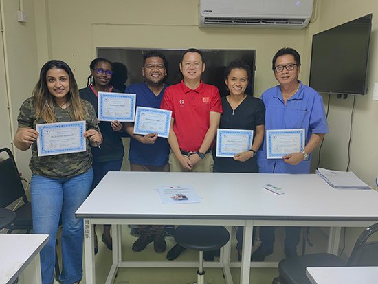 醫(yī)療隊成員與部分學員合影。第18期援圭亞那醫(yī)療隊供圖