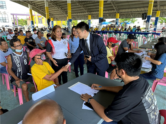 中方與菲方一道將中國援菲化肥分發(fā)至菲農(nóng)戶手中。中國駐菲律賓大使館供圖