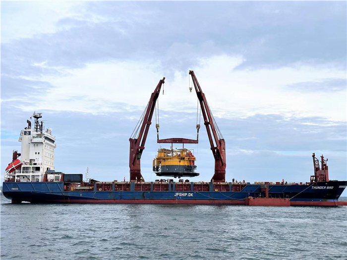 印尼拉維拉維項(xiàng)目32萬噸級單點(diǎn)系泊設(shè)備運(yùn)抵巴厘島巴板港口。張守剛攝