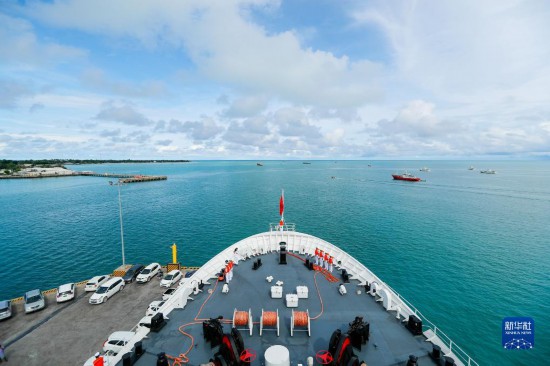 7月22日，中國海軍“和平方舟”號醫(yī)院船駛離基里巴斯首都塔拉瓦。當?shù)貢r間22日上午10時，執(zhí)行“和諧使命-2023”任務的中國海軍“和平方舟”號醫(yī)院船圓滿結(jié)束對基里巴斯的首次訪問，駛離基里巴斯首都塔拉瓦，前往本次任務的第二站湯加努庫阿洛法港。新華社發(fā)（黎宇 攝）