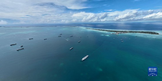 7月22日，中國海軍“和平方舟”號醫(yī)院船結(jié)束基里巴斯訪問，駛離塔拉瓦港。新華社發(fā)（桂江波 攝）