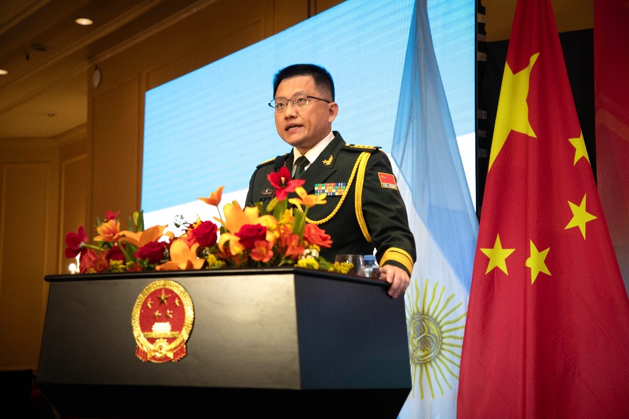 中國(guó)駐阿根廷大使館武官劉淼大校致辭。中國(guó)駐阿根廷大使館供圖
