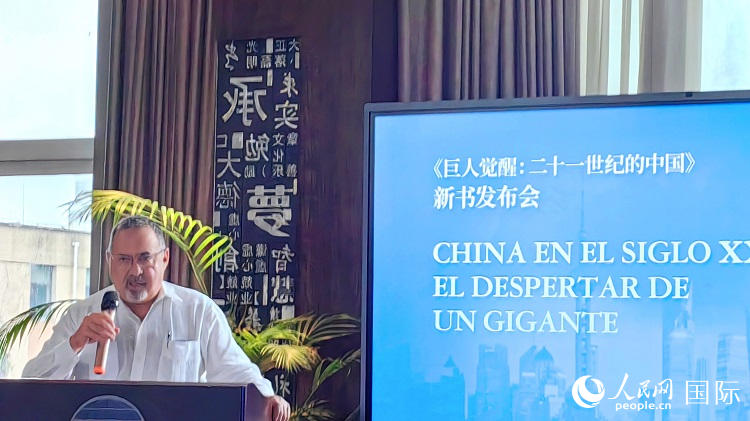 羅德里格斯博士現(xiàn)場(chǎng)介紹著作。吳志華攝