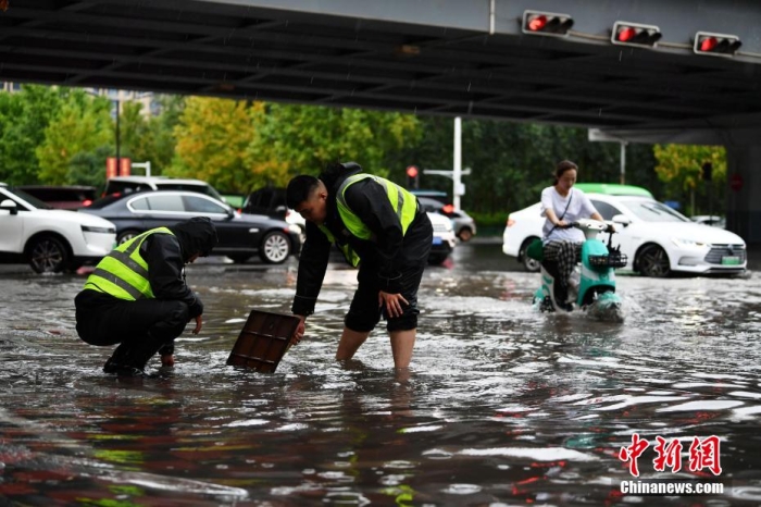 7月30日，河北省持續(xù)發(fā)布暴雨紅色預(yù)警信號。受今年第5號臺風(fēng)“杜蘇芮”殘余環(huán)流影響，7月28日以來，地處華北地區(qū)的河北省大部出現(xiàn)降雨。30日17時，該省氣象臺發(fā)布當日第三次暴雨紅色預(yù)警信號。石家莊市城區(qū)不少區(qū)域積水嚴重，城管、環(huán)衛(wèi)、園林、市政等部門緊急出動，聯(lián)合疏堵保暢，筑牢防汛安全屏障。圖為石家莊裕華區(qū)城管局防汛隊員對沿街收水井進行雜物清理，以保證排水暢通。翟羽佳 攝