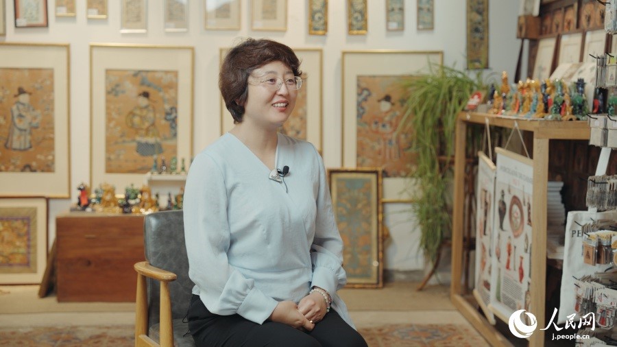 圖為瓷器修復(fù)藝術(shù)家王京。人民網(wǎng)記者 張若涵攝