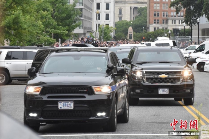 圖為結(jié)束出庭后，特朗普車隊駛離聯(lián)邦法院。<a target='_blank' href='/'><p  align=