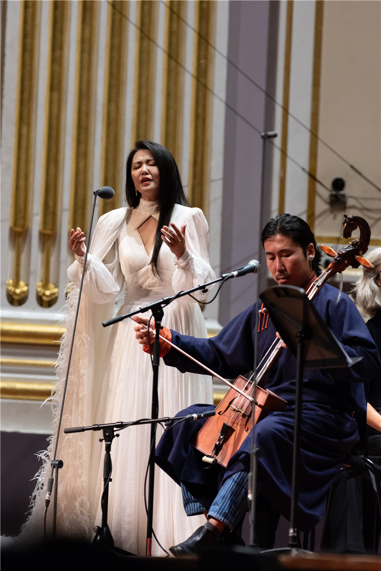 圖片說明： 8月5日，2023愛丁堡國際藝術節(jié)開幕式音樂會《慈悲頌》的演出現(xiàn)場。藝術節(jié)組委會供圖