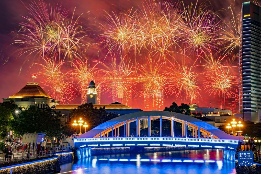 這是8月9日在新加坡國慶慶典上拍攝的煙花。