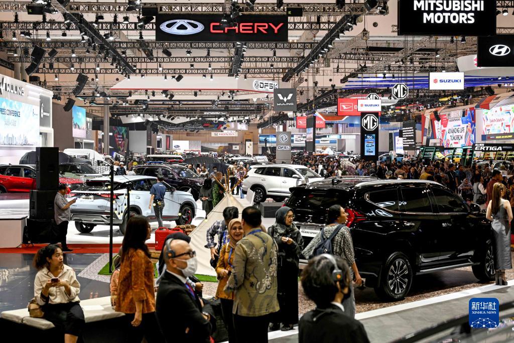 8月10日，在印度尼西亞萬丹省唐格朗的印尼會展中心，人們在2023年印尼國際汽車展上參觀。新華社發(fā)（阿貢攝）