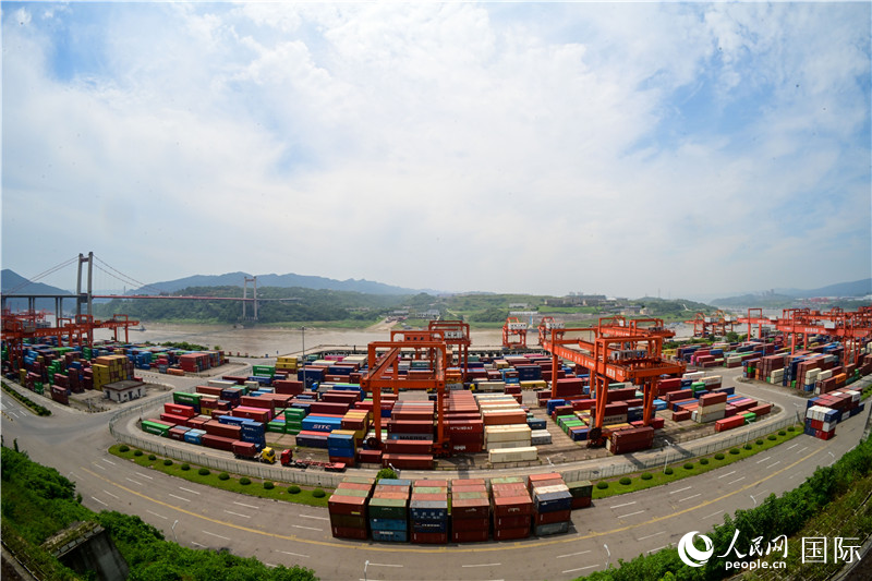 重慶果園港是我國內(nèi)河最大的鐵公水多式聯(lián)運(yùn)樞紐港，也是西部陸海新通道的重要支點(diǎn)。圖為果園港全貌。人民網(wǎng)記者 苑基榮攝