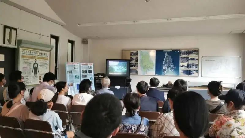 觀(guān)看日軍發(fā)動(dòng)毒氣戰(zhàn)的影像資料。中國(guó)駐大阪總領(lǐng)事館供圖