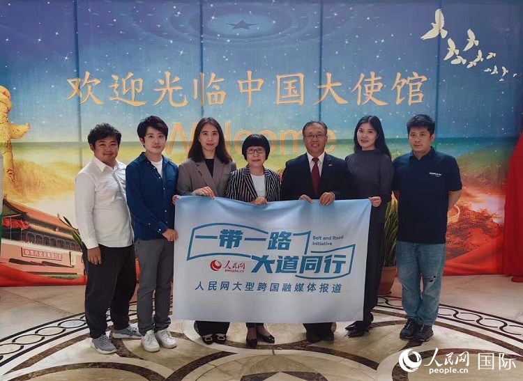 崔建春大使（右三）與人民網(wǎng)記者合影。