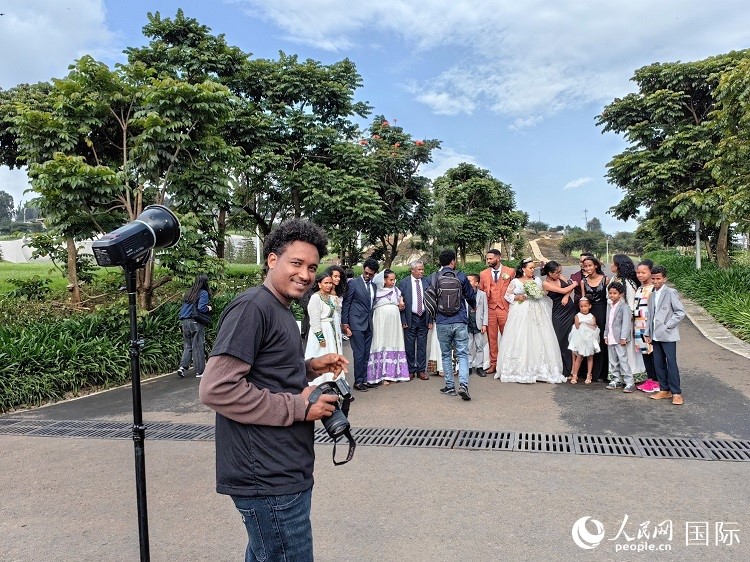一對新人和親友在亞的斯亞貝巴友誼廣場合影。人民網(wǎng)記者 陳星星攝
