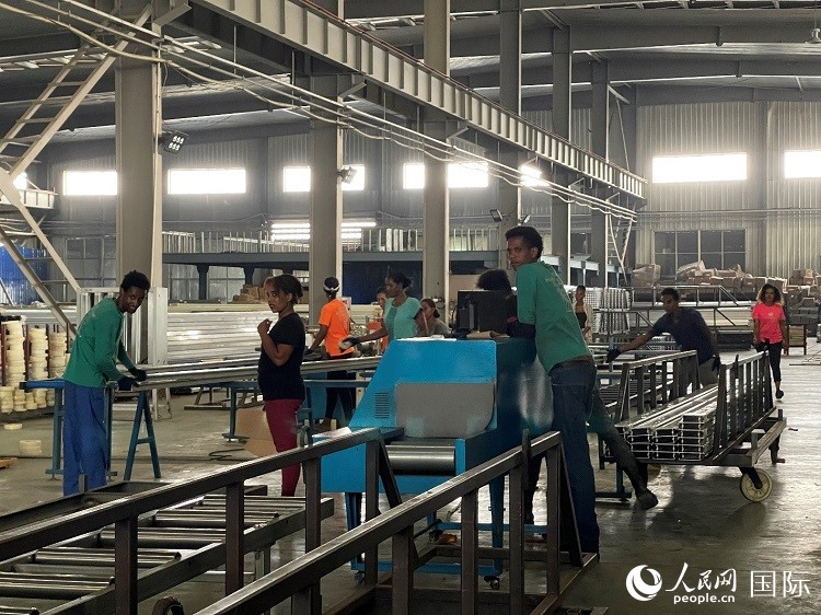 東方工業(yè)園華嘉鋁業(yè)生產(chǎn)車間。人民網(wǎng)記者 趙艷紅攝