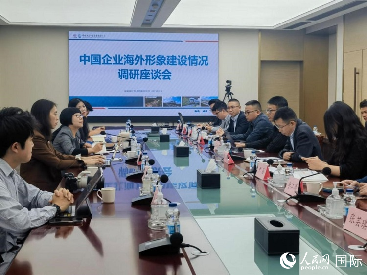 埃塞俄比亞中國商會企業(yè)代表與人民網(wǎng)記者座談。人民網(wǎng)記者 劉寧攝