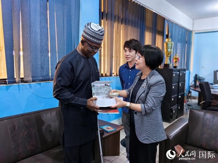 人民網(wǎng)監(jiān)事會主席唐維紅（右一）帶隊訪問尼日利亞通訊社，與該社總裁布克·龐勒（左一）交流。人民網(wǎng)記者 陳星星攝