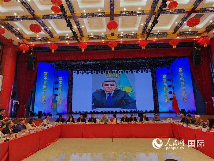 哈外交部駐阿拉木圖副代表拉伊莫夫視頻致辭。人民網(wǎng)記者 李強攝