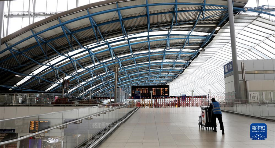 9月1日，一名工作人員在英國倫敦滑鐵盧火車站內(nèi)行走。因在收入、工作條件等方面與鐵路運營企業(yè)存在分歧，英國鐵路員工在9月1日、2日舉行罷工。由于鐵路服務大幅減少，人們出行面臨不便。新華社記者 李穎 攝