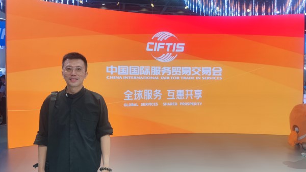 9月2日，梁家僖在國(guó)家會(huì)議中心拍照留念。受訪者供圖