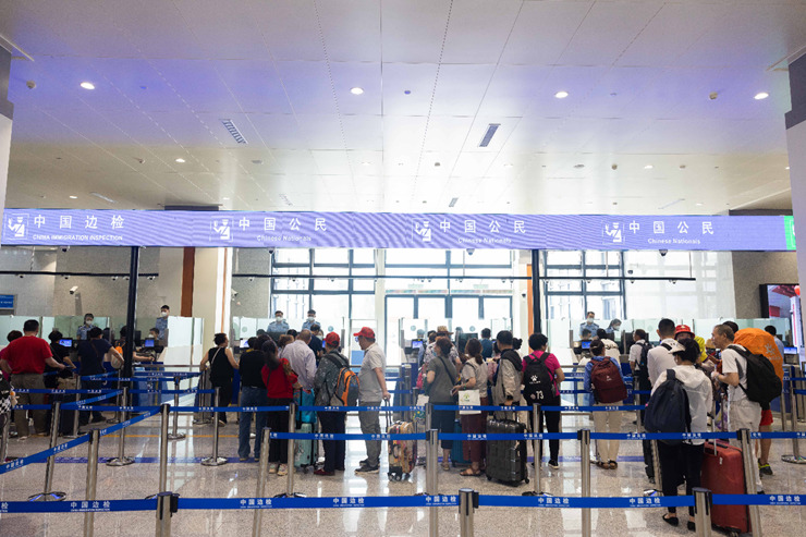 乘坐中老鐵路國際旅客列車的旅客在磨憨邊檢大廳排隊(duì)候檢。黃遠(yuǎn)飛 攝