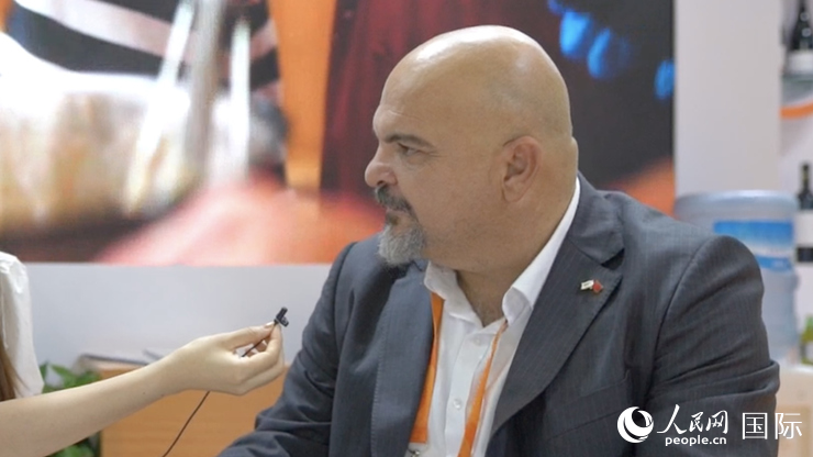 塞浦路斯首席經(jīng)濟商務參贊歐陽路接受記者采訪。人民網(wǎng) 王禹蘅攝