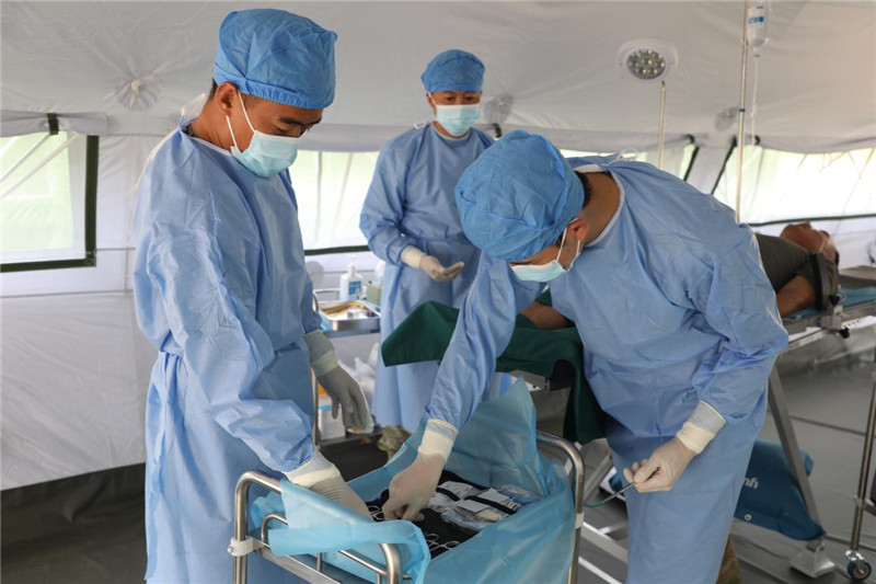 出征前，“純凈家園-2023”多國(guó)聯(lián)合掃雷行動(dòng)中方任務(wù)分隊(duì)醫(yī)療組官兵正在進(jìn)行專(zhuān)業(yè)訓(xùn)練。趙文環(huán)攝