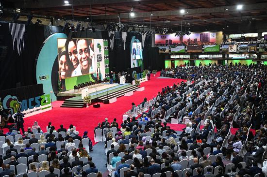 9月4日，在肯尼亞內(nèi)羅畢，與會(huì)代表參加首屆非洲氣候峰會(huì)開幕式。新華社記者 韓旭 攝